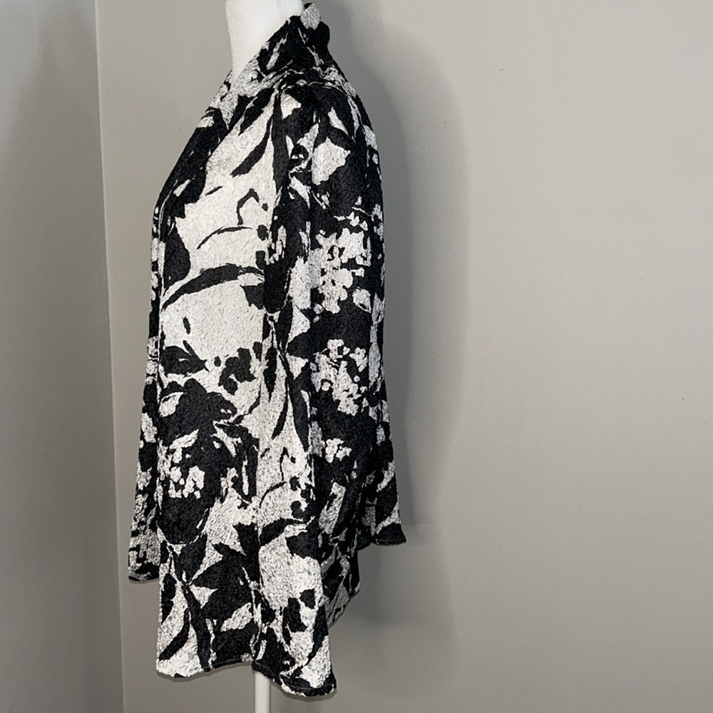 Chico’s Black & White Floral Open Front Cardigan/Jacket | Travel-Friendly | 2 - Picture 4 of 9